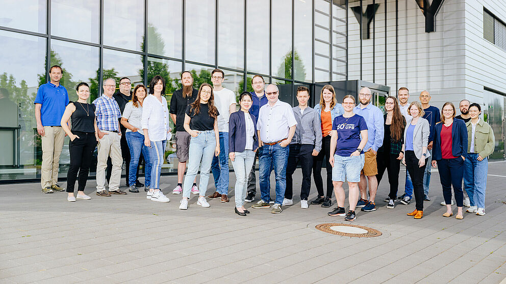 Gruppenfoto vom Arbeitskreis Coatings, Materials & Polymers in Front des neuen Y-Gebäudes an der Universität Paderborn. (Fotograf: Besim Mazhiqi)