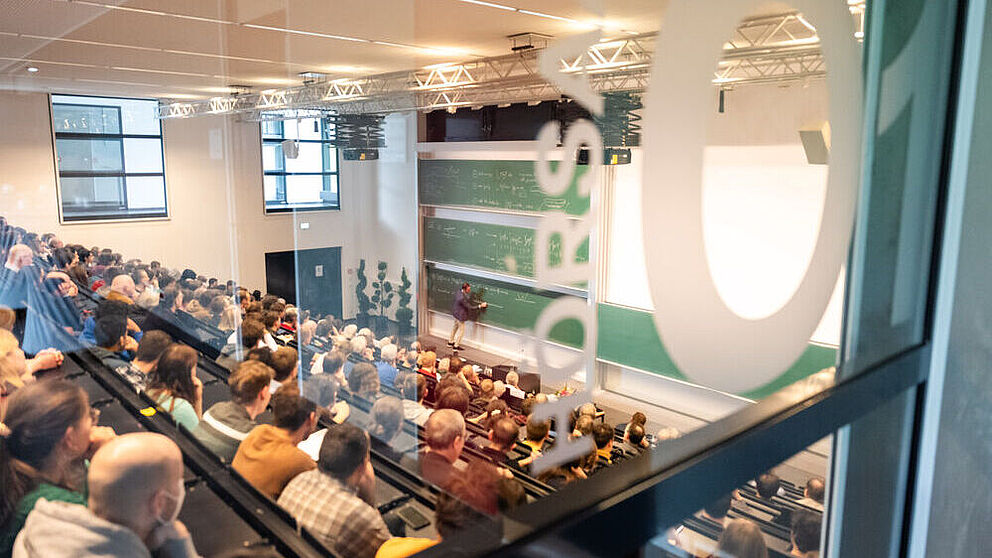 Ein voller Hörsaal mit Studenten und Studentinnen