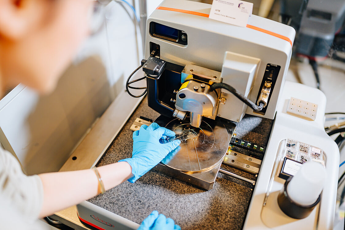 Probenvorbereitung auf der Stage des Bruker Dimension Icon PT Rasterkraftmikroskops