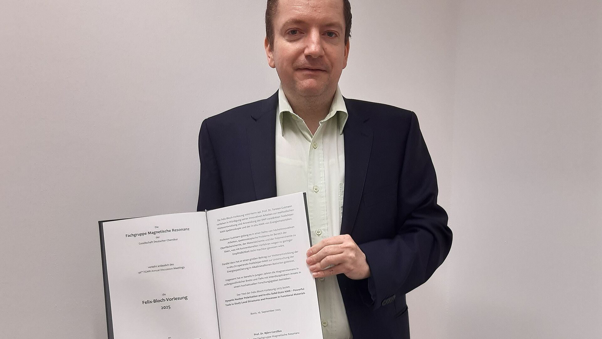 Prof. Gutmann präsentiert die Urkunde für die Felix-Bloch Vorlesung 2025