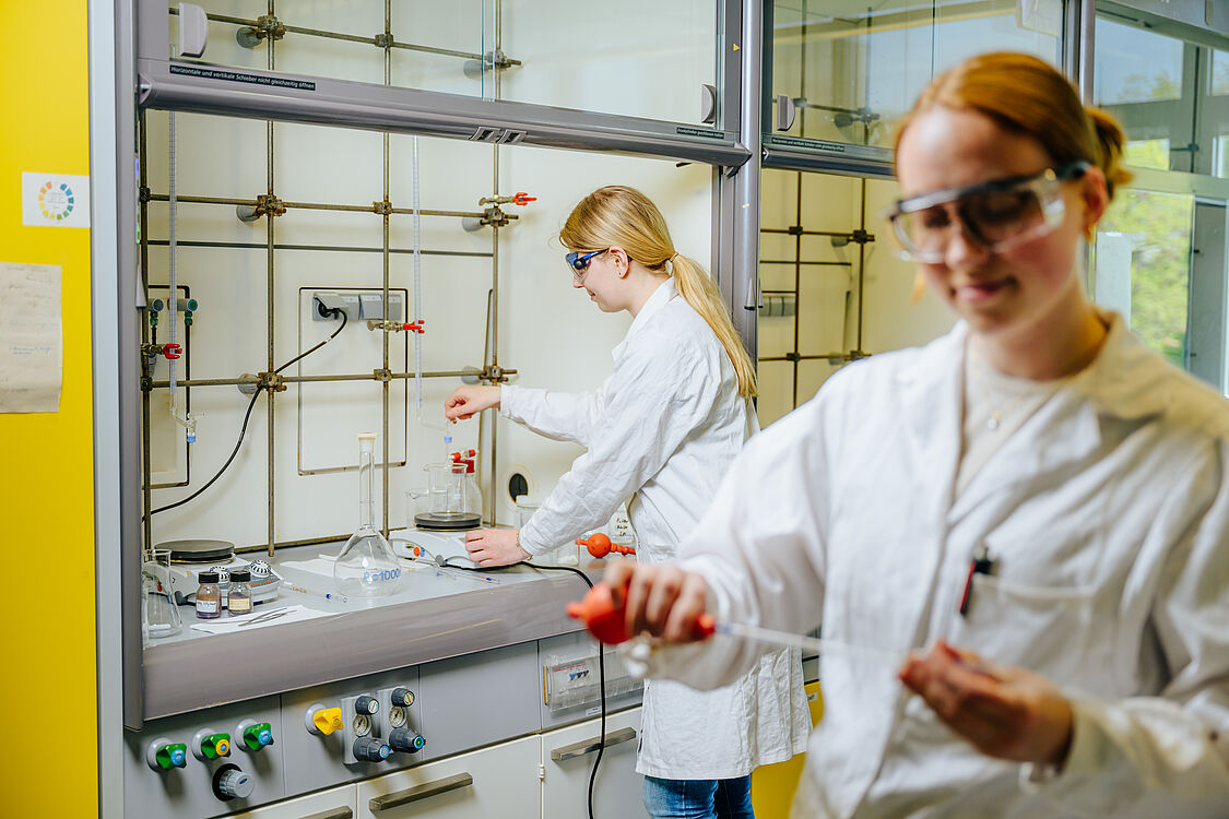 Zwei Chemiestudentinnen im Labor