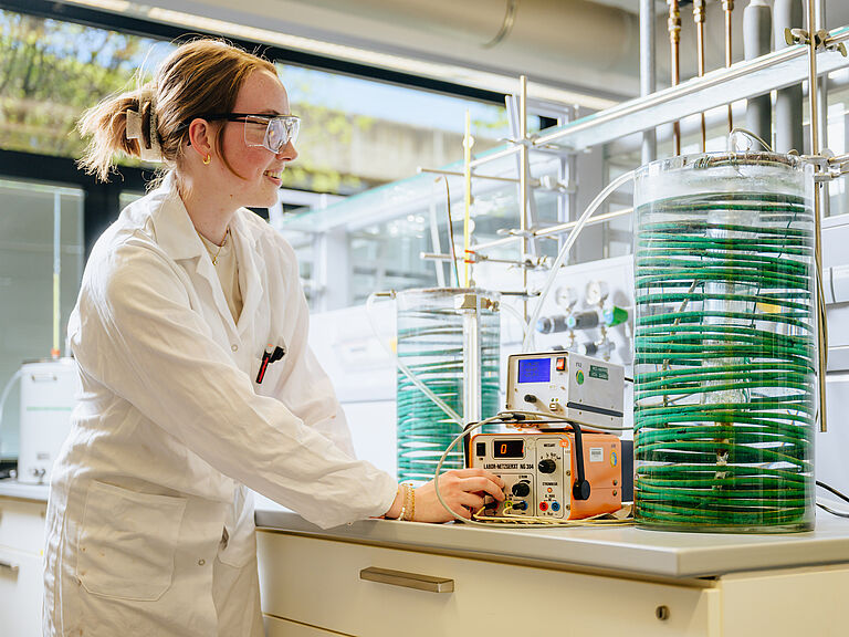 Eine Chemie Studentin im Labor