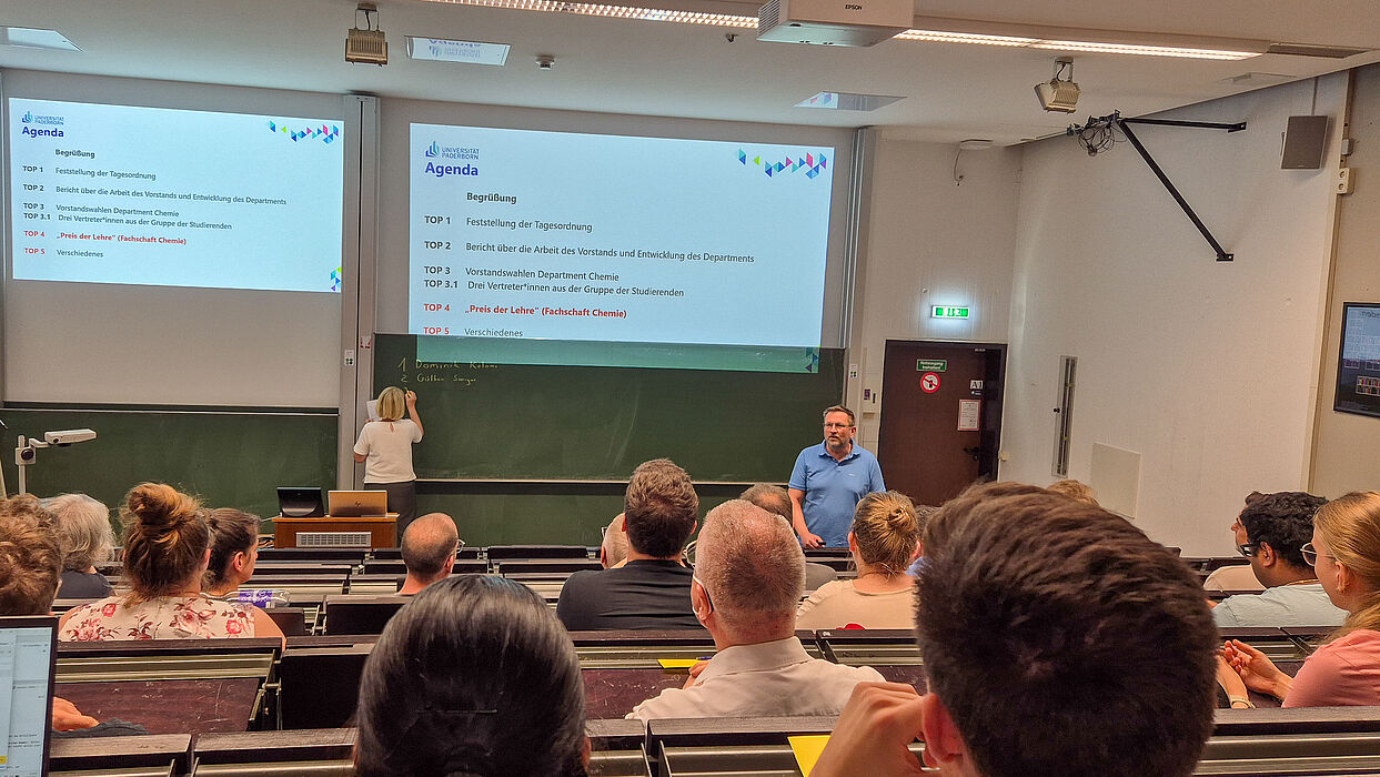 Vollversammlung des Department Chemie, Sprecher Tomas Werner präsentiert