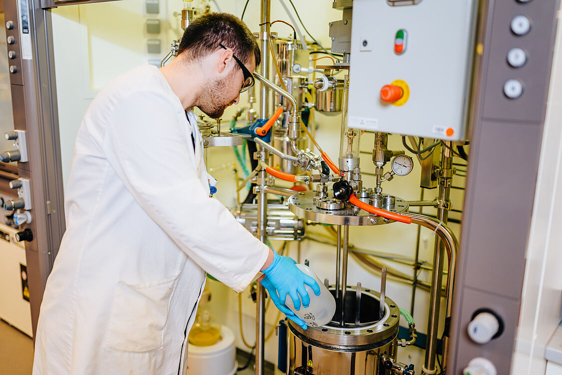 Ein Forscher arbeitet an einem 5-Liter-Reaktorgefäß