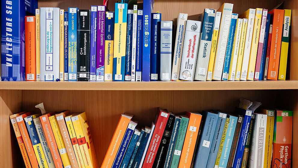 Ein Bücherregal gefüllt mit bunten Büchern