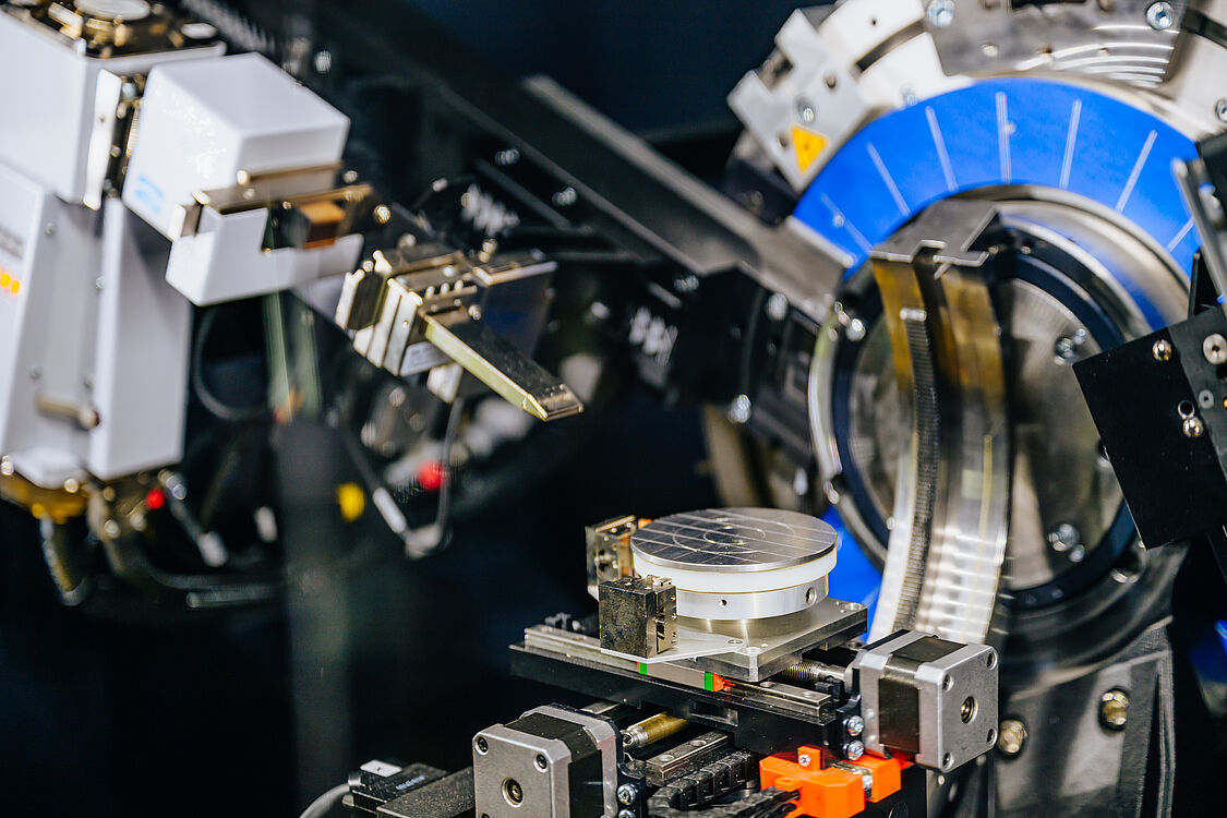 Interior view of the multipurpose X-ray diffractometer with a motorized sample stage, goniometer, and detector unit for flexibly configurable measurements on thin films, powders, and functional materials.