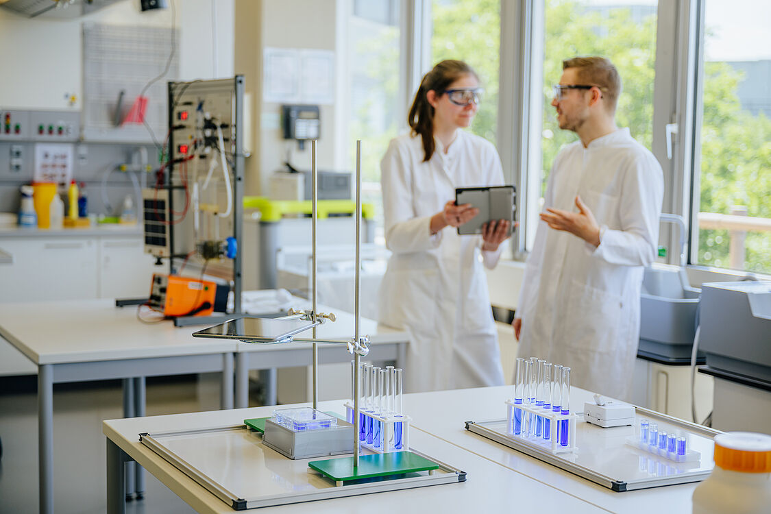 Chemie Studenten im Labor unterhalten sich