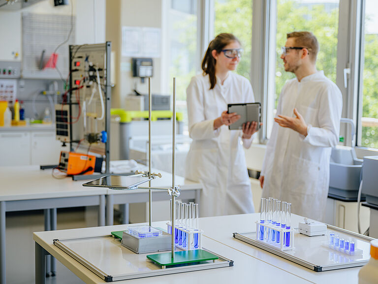 Chemie Studenten im Labor unterhalten sich