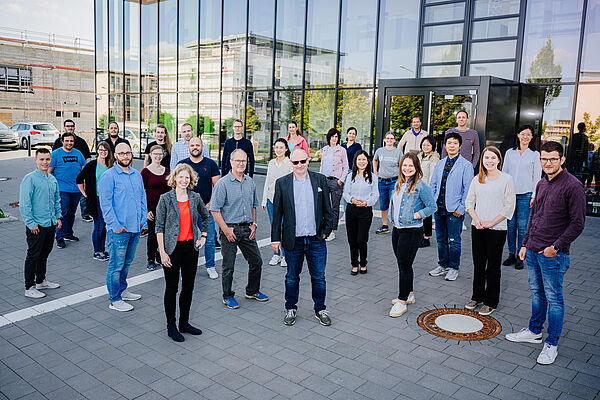 Gruppenfoto vom Arbeitskreis Coatings, Materials & Polymers in Front des neuen Y-Gebäudes an der Universität Paderborn. (Fotograf: Besim Mazhiqi)
