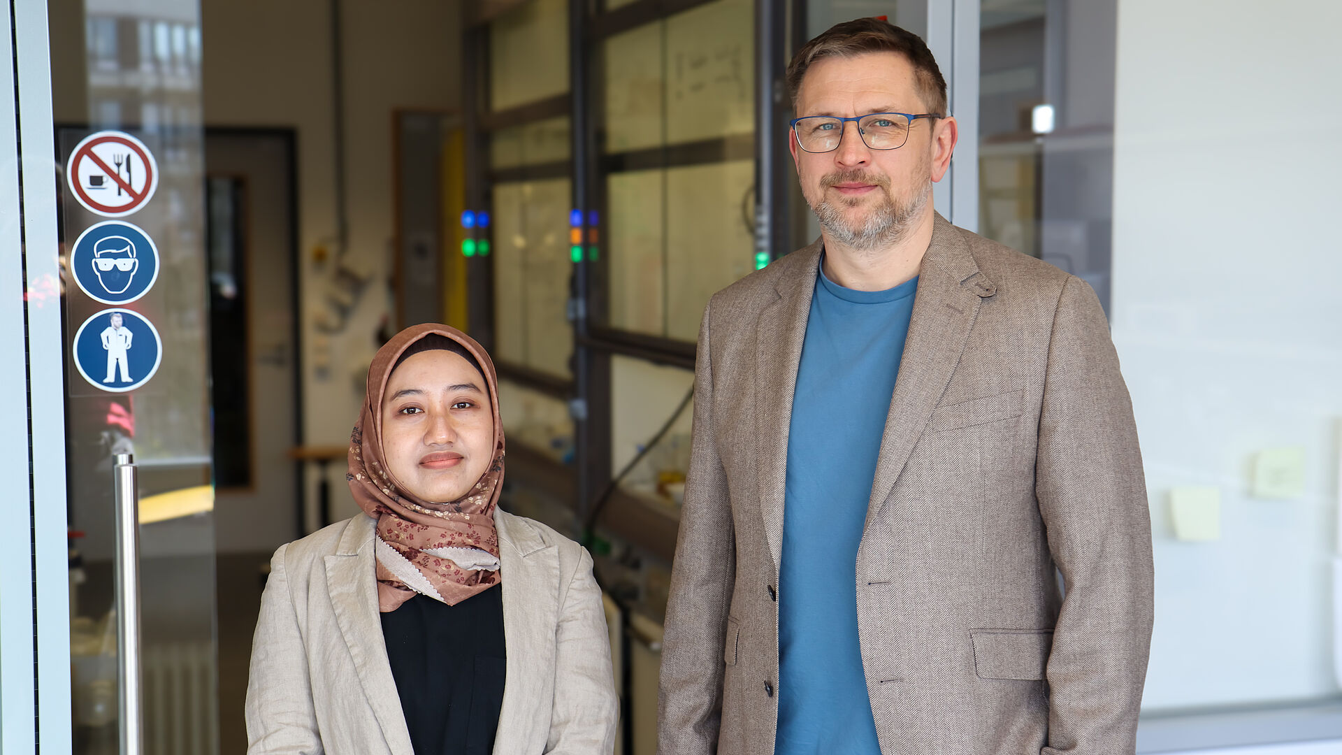 Dr. Etty Nurlia Kusumawati und Prof. Dr. Thomas Werner stehen vor den Labortüren in der 