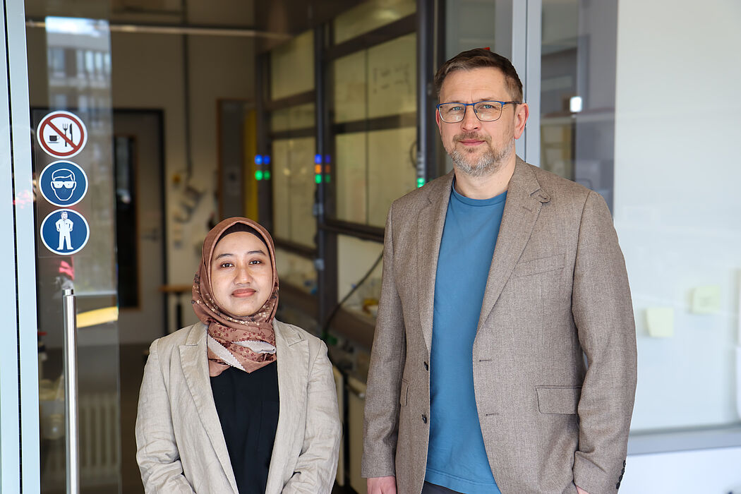 Dr. Etty Nurlia Kusumawati und Prof. Dr. Thomas Werner stehen vor den Labortüren in der 