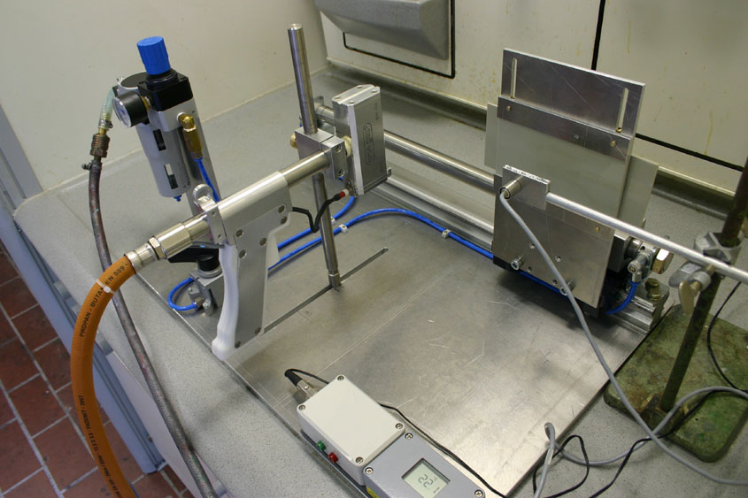 Flame treatment installation for planar plastic samples with pneumatic linear drive and contactless temperature control