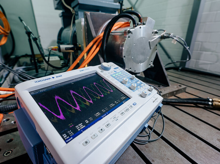 Generator vor Maschine