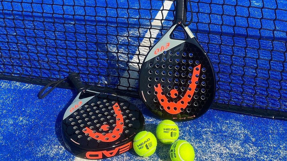 Padel-Schläger und Bälle ans Netz auf der Padel-Anlage auf dem Sportcampus der Universität Paderborn gelehnt. 